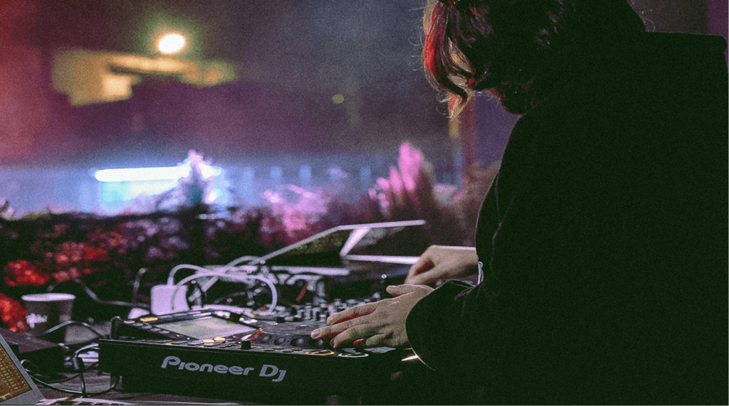 DJ grający na imprezie